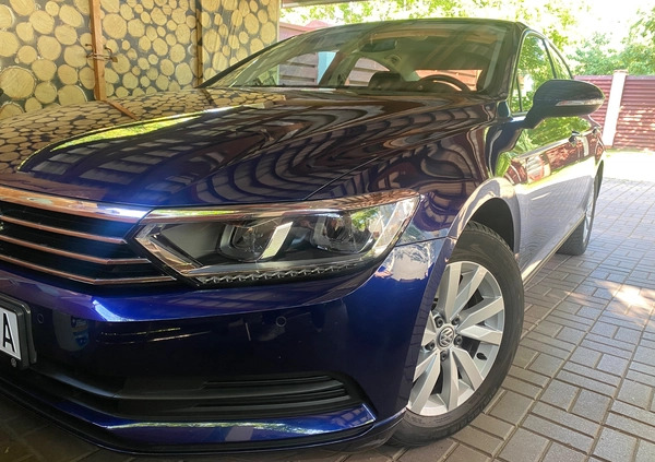 Volkswagen Passat cena 73900 przebieg: 99600, rok produkcji 2019 z Warszawa małe 596